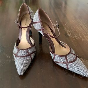 Kenneth Cole heels size 8 in black/white tweed with Bordeaux piping
